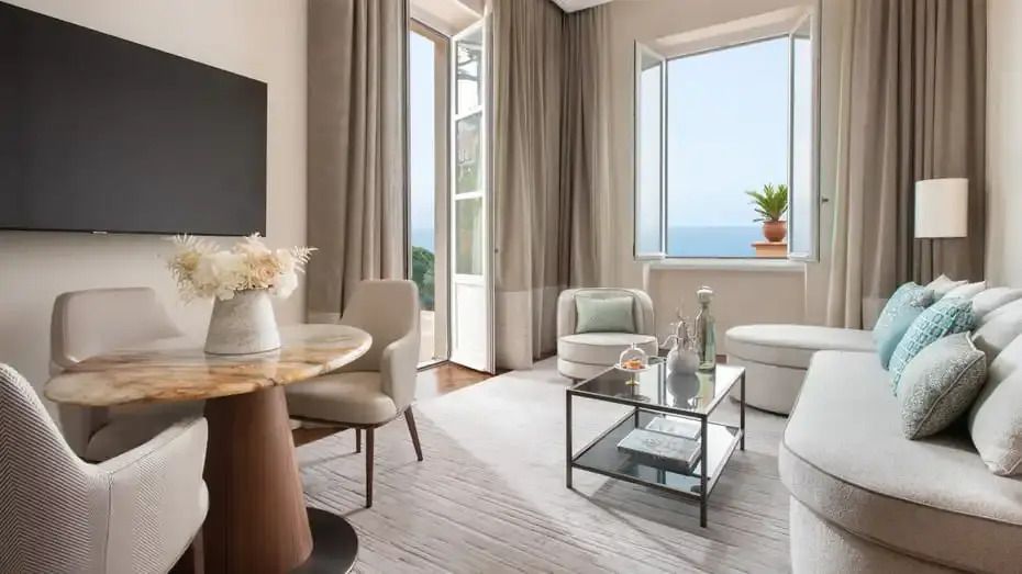 Entspannender Wohnbereich mit Meerblick und elegantem Interieur