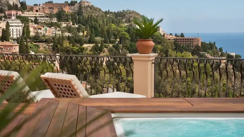 Terrasse mit Whirlpool und Blick auf die umliegende Landschaft