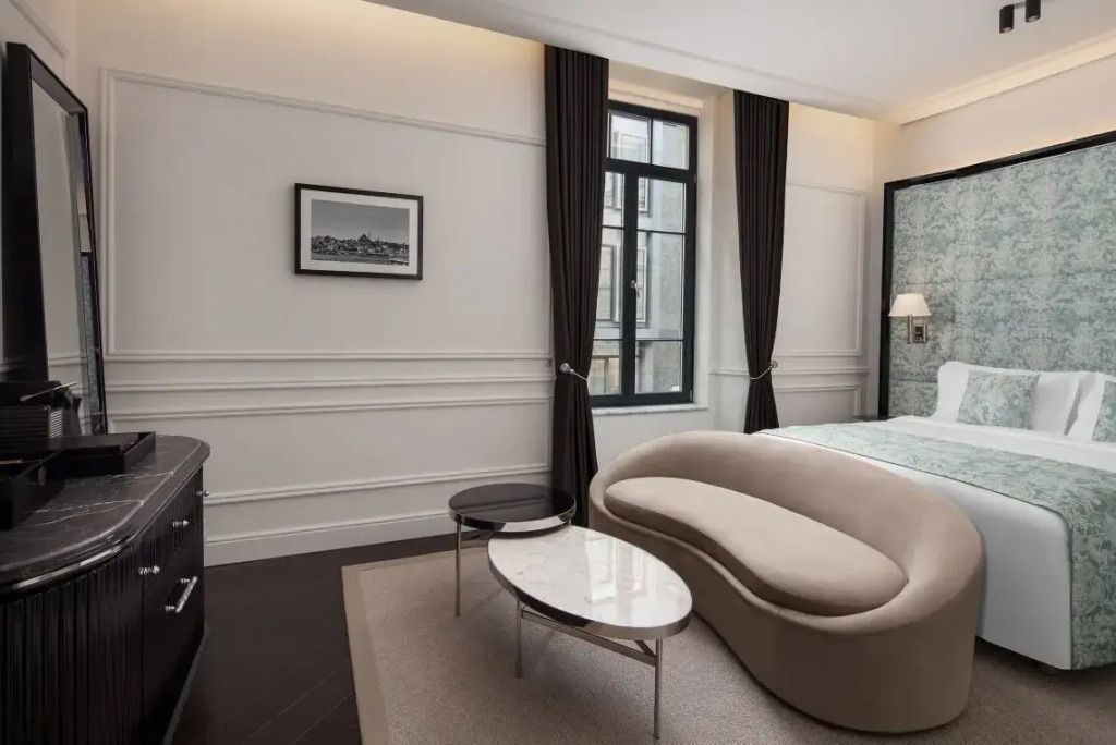 Elegantes Deluxe Doppelzimmer mit modernem Design und gemütlichem Sofa