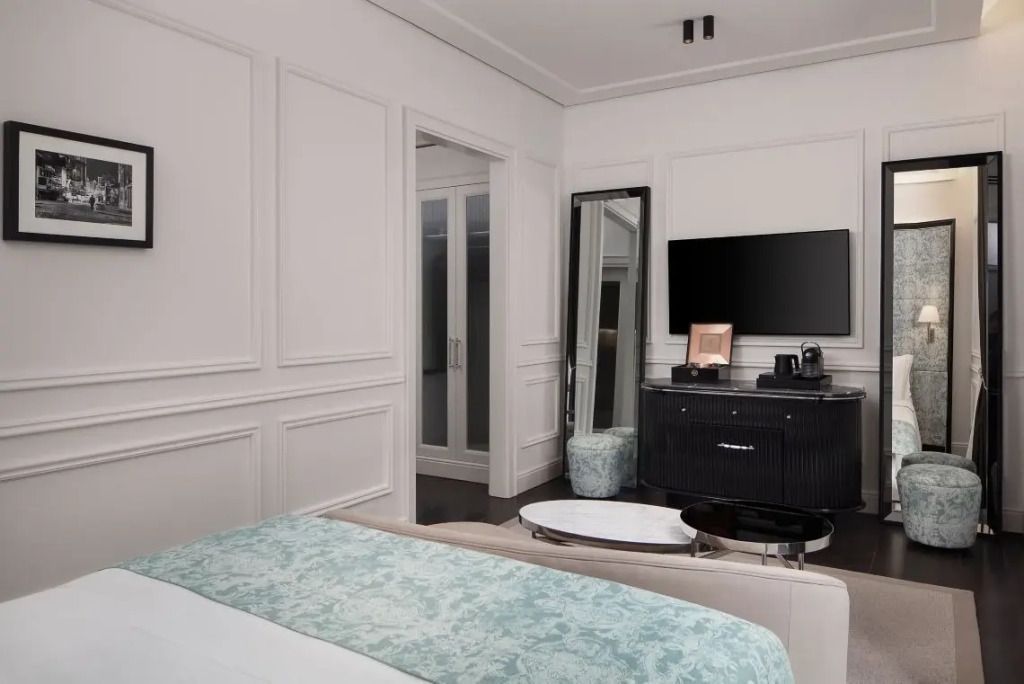 Moderner TV und elegante Möbel im Deluxe Doppelzimmer