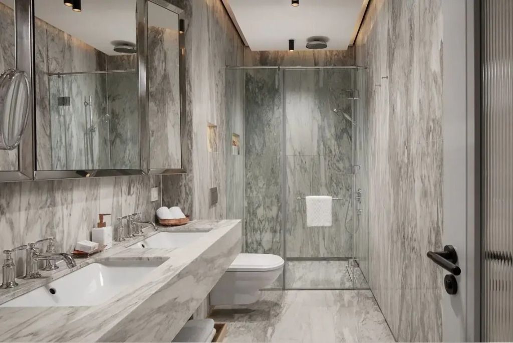 Luxuriöses Badezimmer mit Marmorverkleidung und großer Dusche