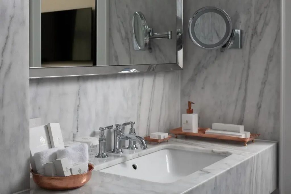Elegantes Waschbecken mit luxuriösen Armaturen im Deluxe Badezimmer