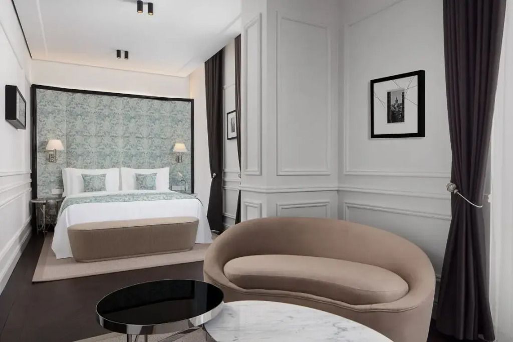 Stilvolle Sitzecke im Hotelzimmer mit modernem Sofa und Wandkunst