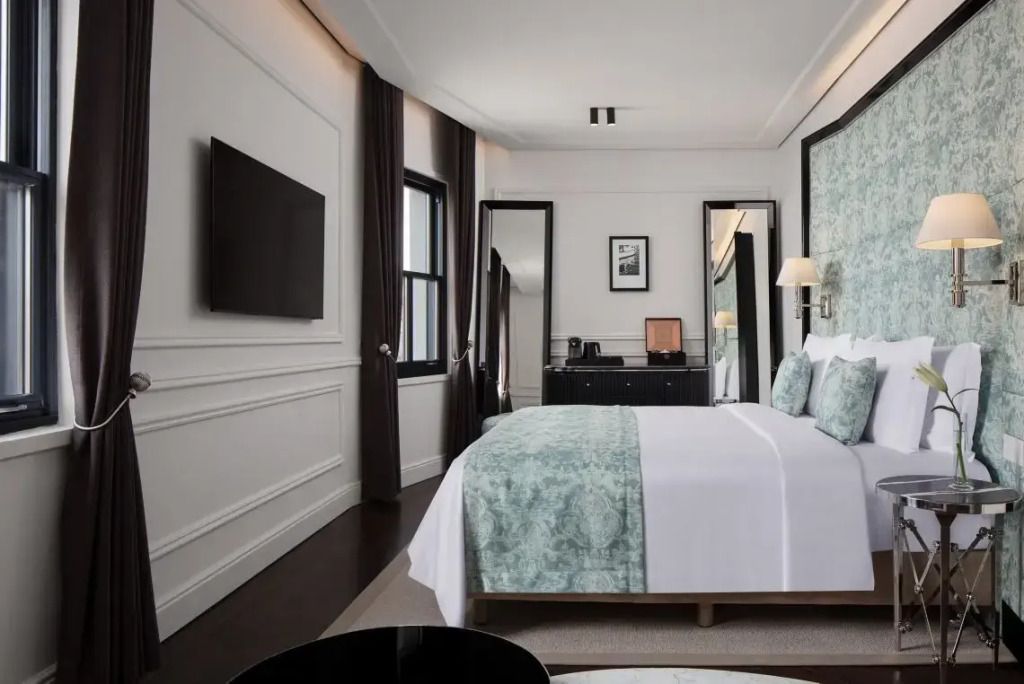 Elegantes Doppelzimmer mit modernem Design und großen Fenstern