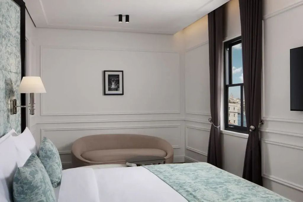 Raumansicht mit stilvollem Sofa und Fenster mit Stadtblick