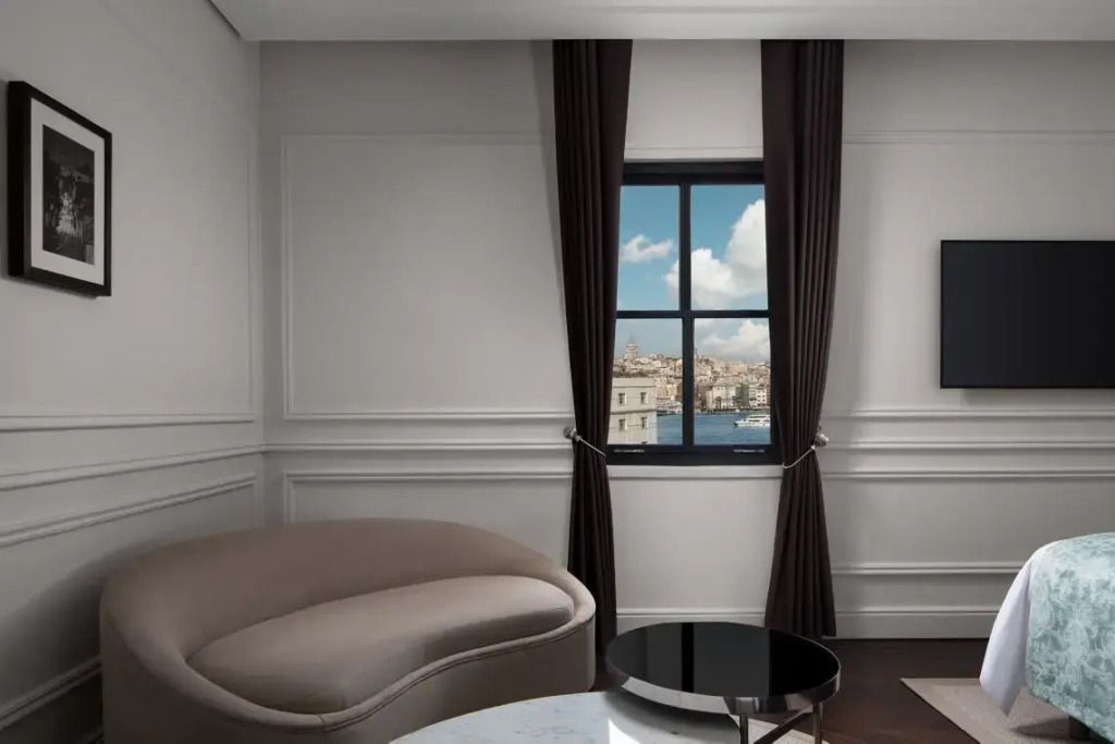 Modern eingerichteter Sitzbereich mit Fenster und Ausblick auf die Stadt