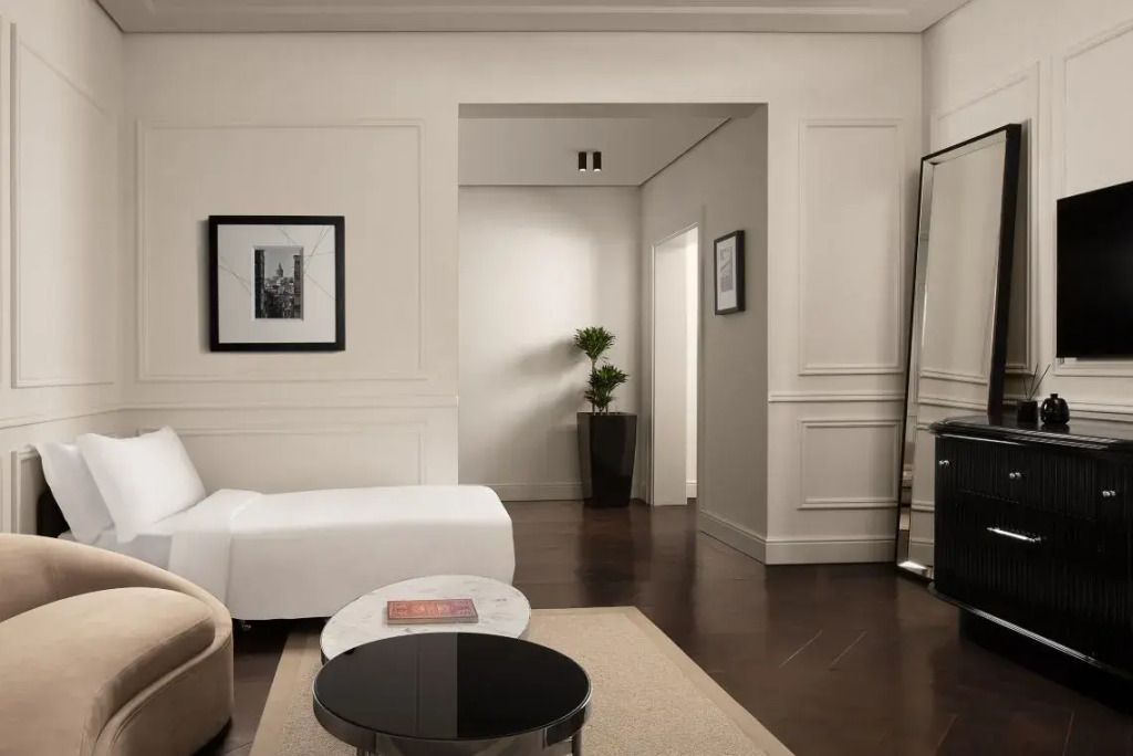 Komfortabler Wohnbereich in der Suite mit stilvoller Einrichtung und Kunstwerken