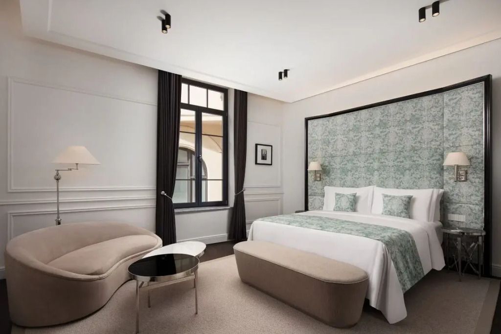 Elegant eingerichtetes Zimmer mit Doppelbett und klassischen Details