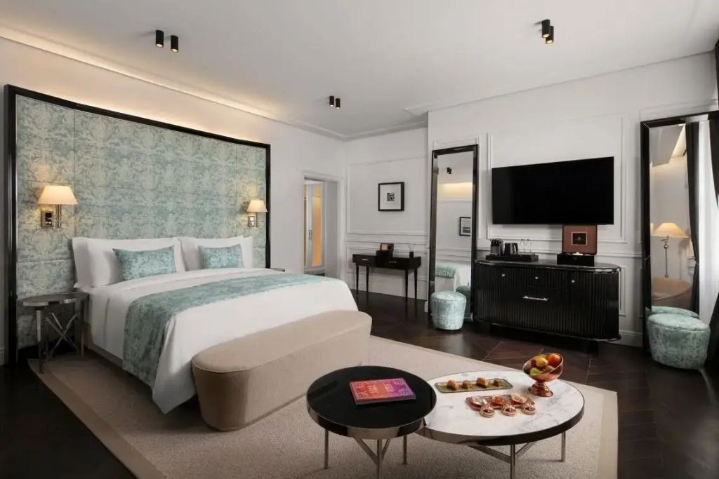 Komfortables Doppelzimmer mit Bett und gemütlicher Sitzecke
