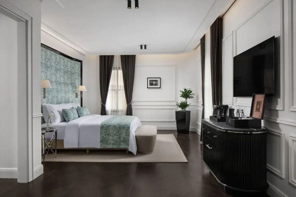 Geräumiges Zimmer mit klassischem Dekor und modernen Annehmlichkeiten