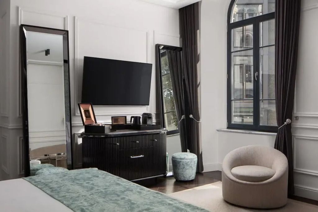 Detailreiches Zimmer mit Flachbild-TV und eleganten Details