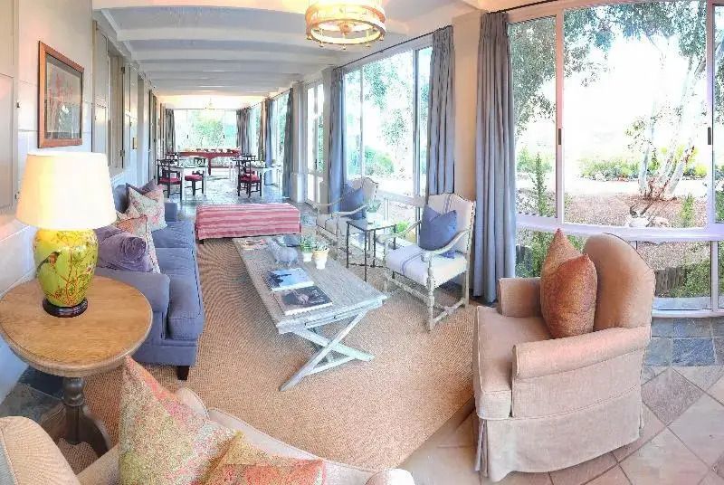 Eleganter Lounge-Bereich mit Sofas und großen Fenstern im Hotel