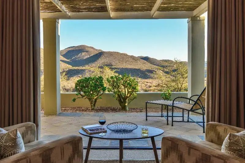Balkon mit Sitzgelegenheiten und grandiosem Blick auf die Berge