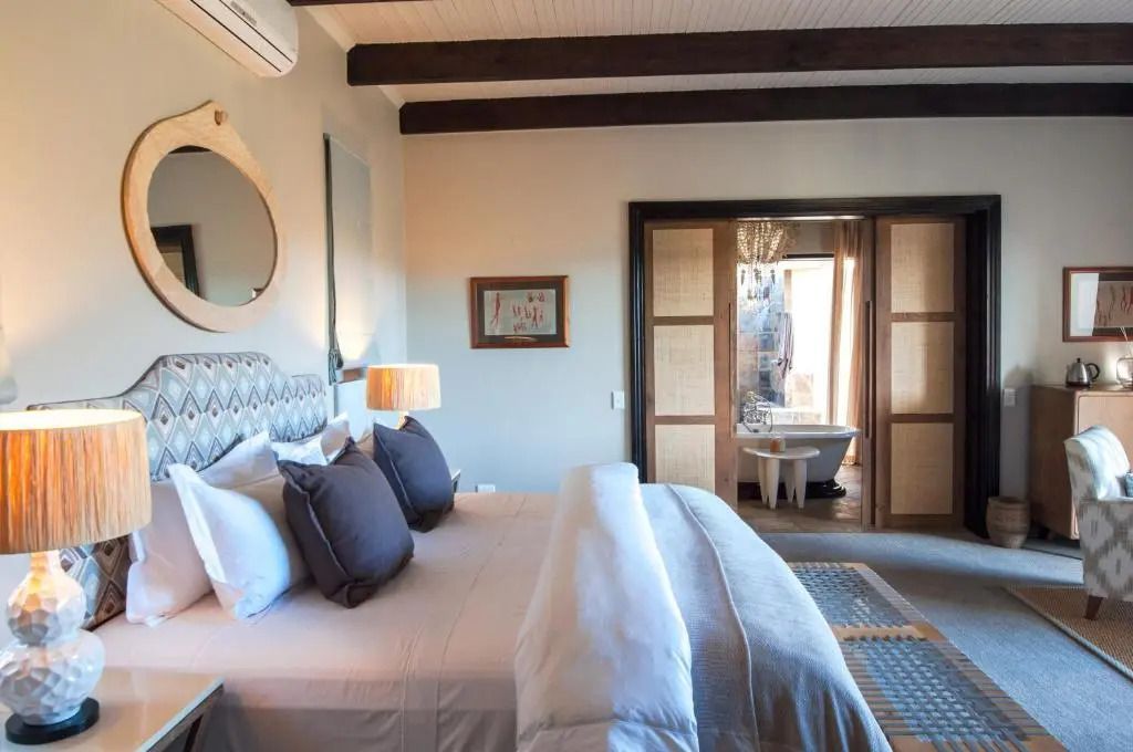 Gemütliches Schlafzimmer mit modernem Design und Balkon