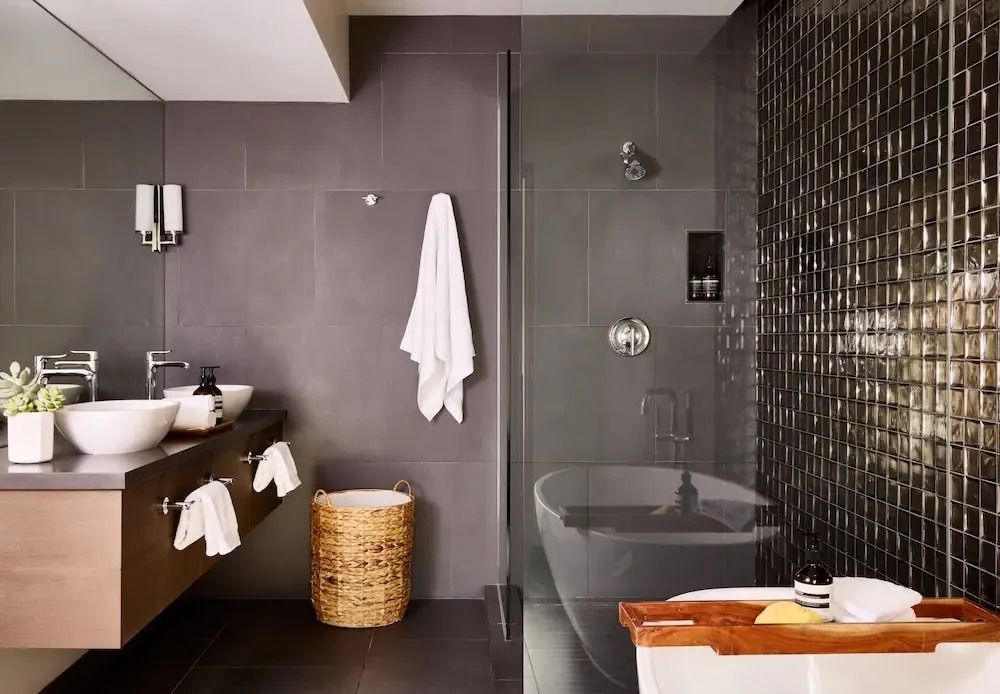 Modern eingerichtetes Badezimmer mit freistehender Badewanne und Doppelwaschbecken