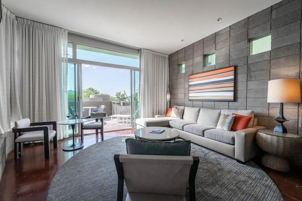 Helles Wohnzimmer mit moderner Einrichtung, großem Sofa und Balkonzugang