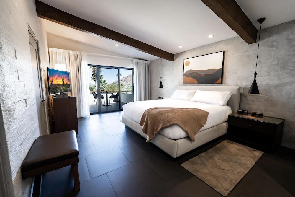 Geräumiges Schlafzimmer mit modernem Design und direktem Balkonzugang