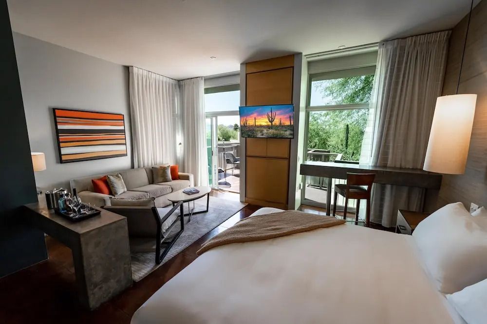 Elegantes Doppelzimmer mit Balkon und Sitzbereich im Resort