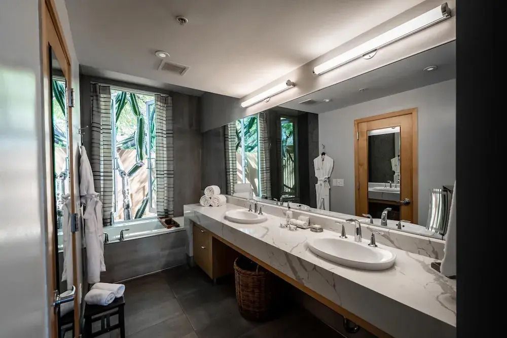 Luxuriöses Badezimmer mit zwei Waschbecken und großem Spiegel
