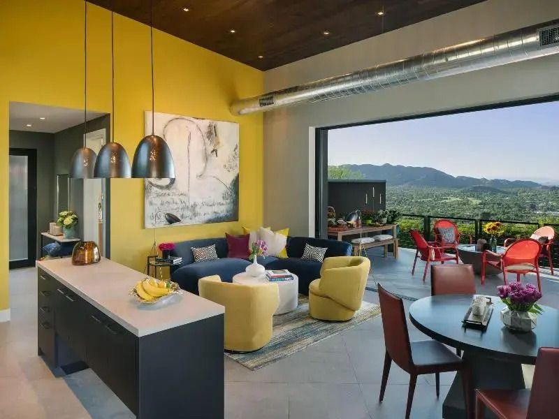 Wohnbereich einer Villa mit modernen Möbeln und Panoramablick auf die Berge