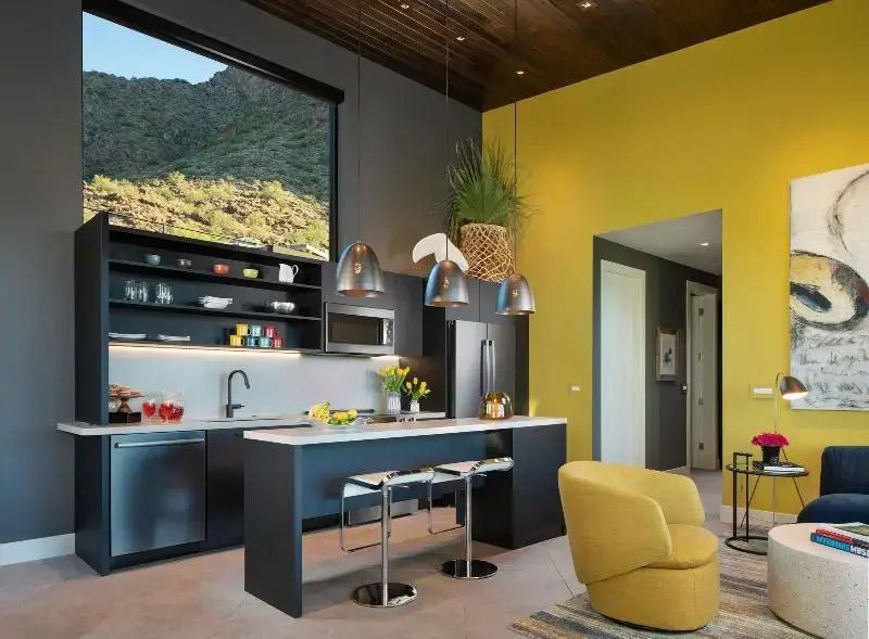 Moderne Küche der Villa mit Bergblick und stylischen Hängelampen