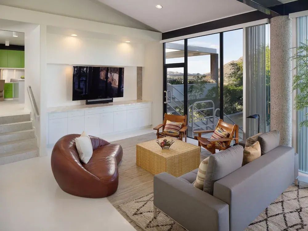 Wohnzimmer mit stilvollem Interieur und großem Fernseher