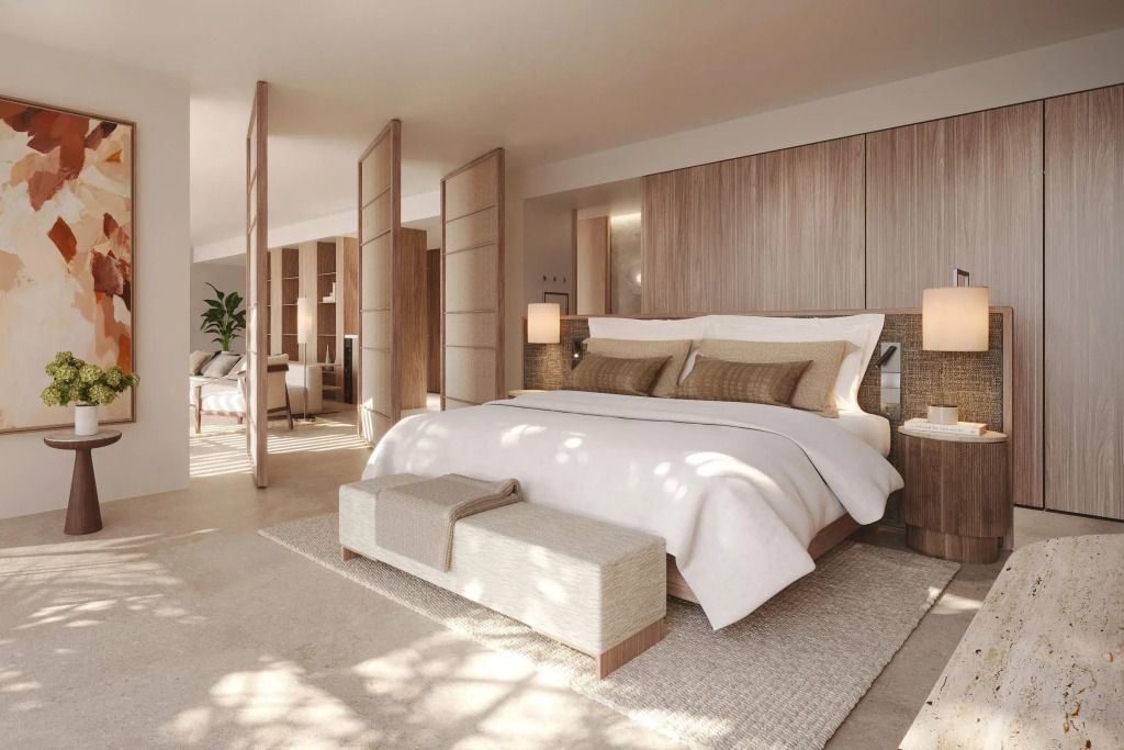 Großzügige Suite mit luxuriösem Doppelbett und dezenten Holzakzenten