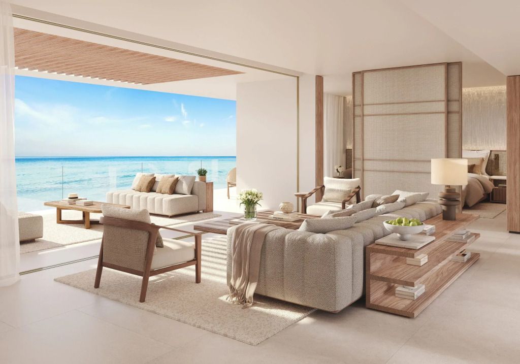 Wohnbereich der Suite mit modernem Sofa und offenem Meerblick