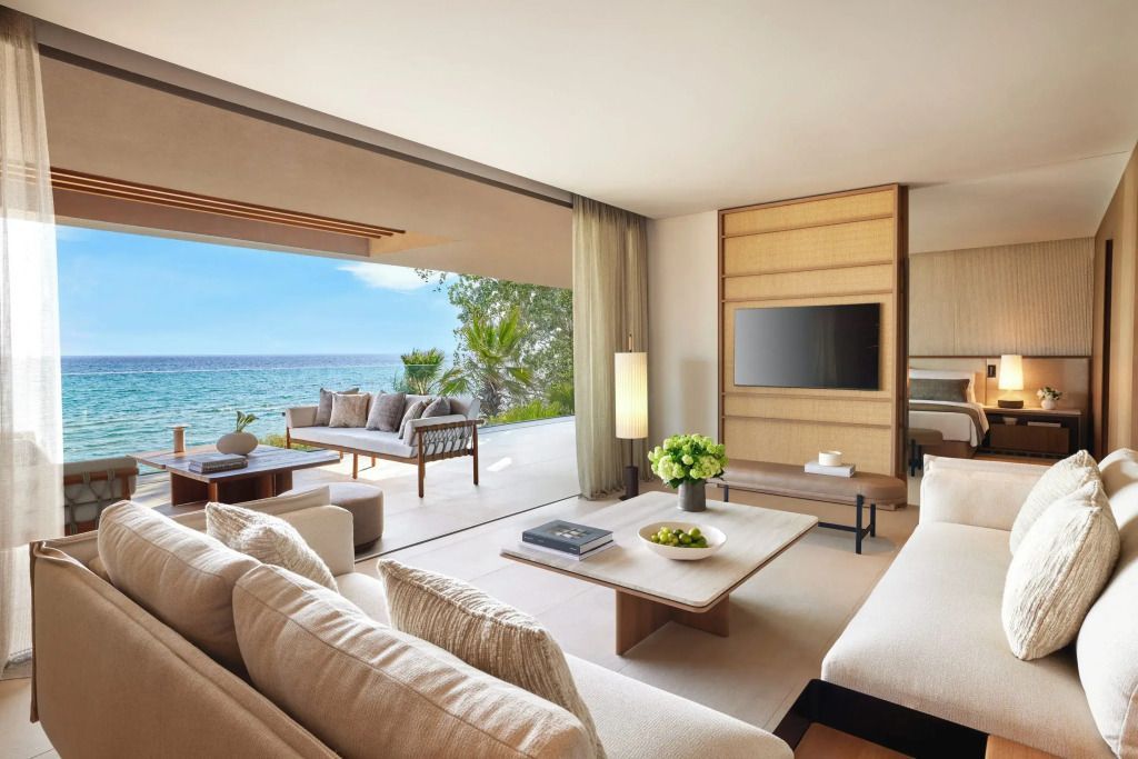 Geräumiger Wohnbereich mit Terrasse und Blick auf das Meer