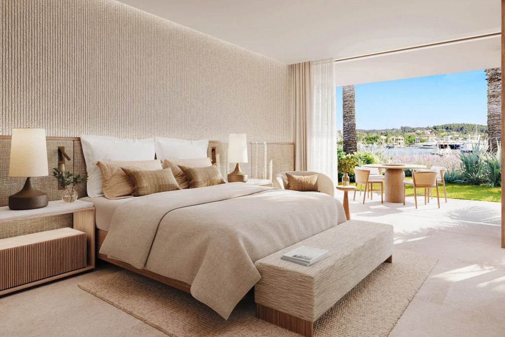 Großzügiges Schlafzimmer mit modernem Design und Blick auf den Jachthafen