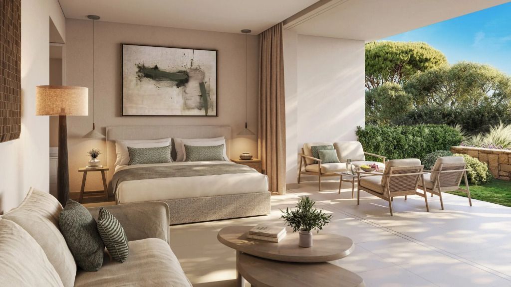 Helles Deluxe-Zimmer mit Doppelbett und privatem Gartenblick.