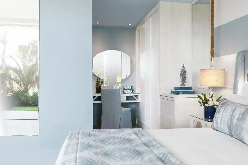 Elegantes Hotelzimmer mit Schminktisch und minimalistischer Einrichtung