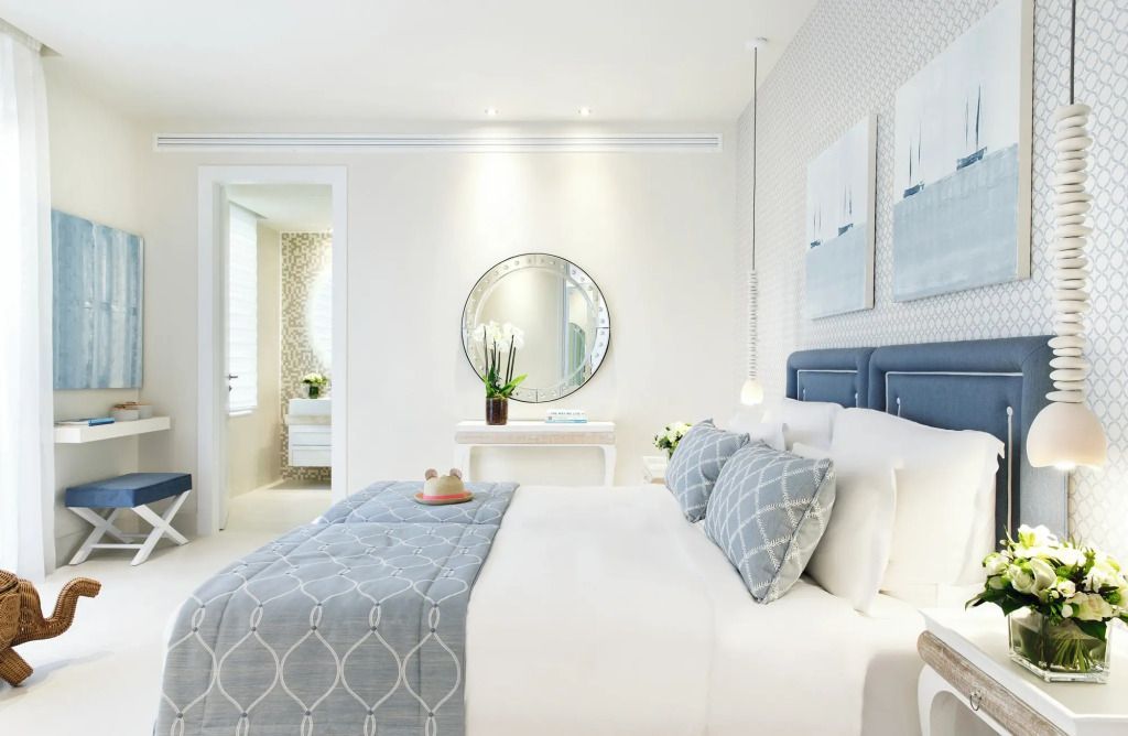 Helles Schlafzimmer mit Doppelbett und elegantem Design im SANI Club