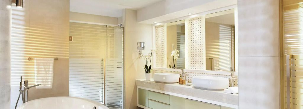 Geräumiges Badezimmer mit Dusche und großzügigem Spiegel