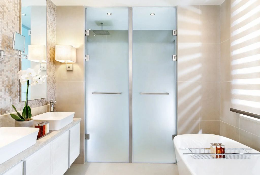 Modernes Badezimmer mit zwei Glastüren und Badewanne