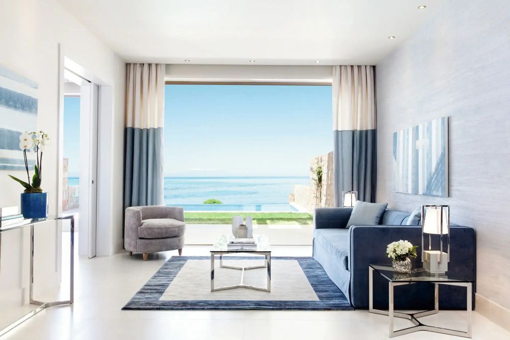 Modernes Wohnzimmer mit Meerblick, großen Fenstern und stilvoller Einrichtung