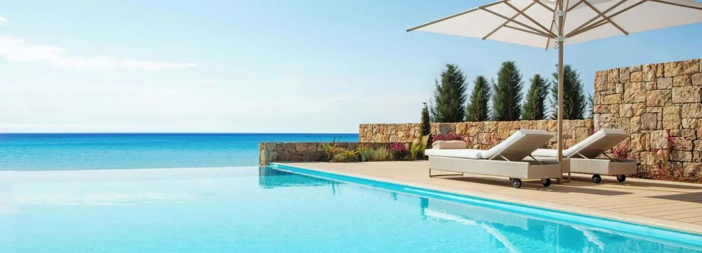 Infinity-Pool mit Meerblick und Loungemöbeln auf der Terrasse
