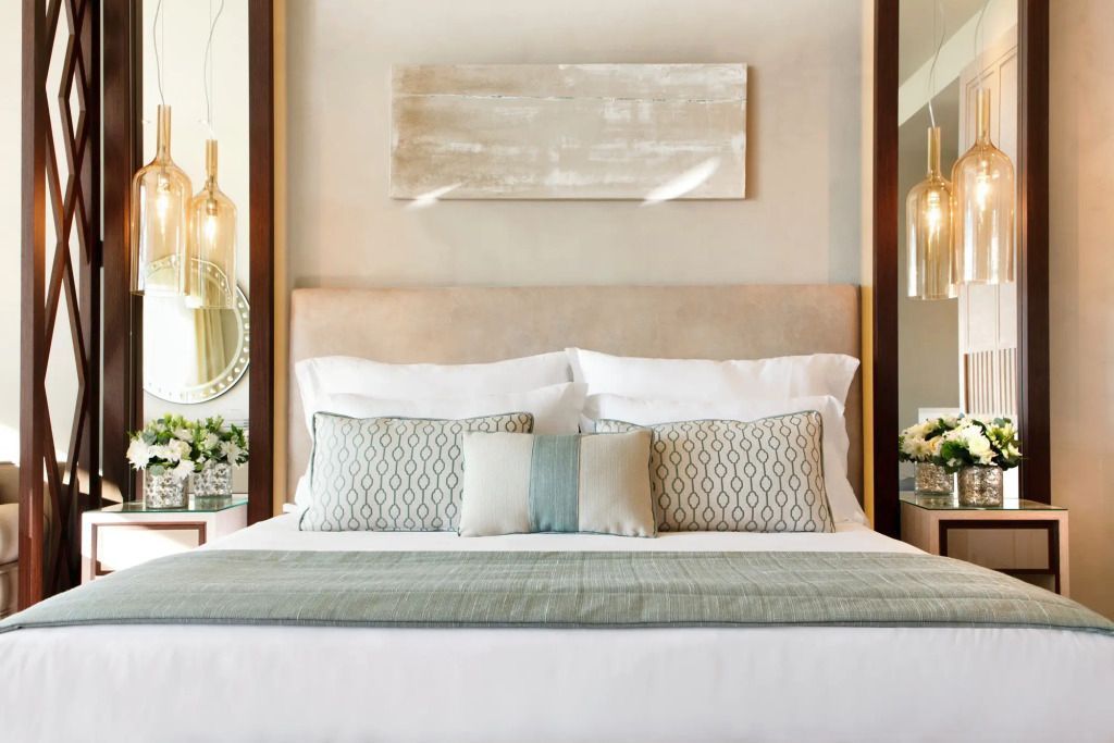 Elegantes Schlafzimmer mit stilvollem Bett und dekorativen Elementen