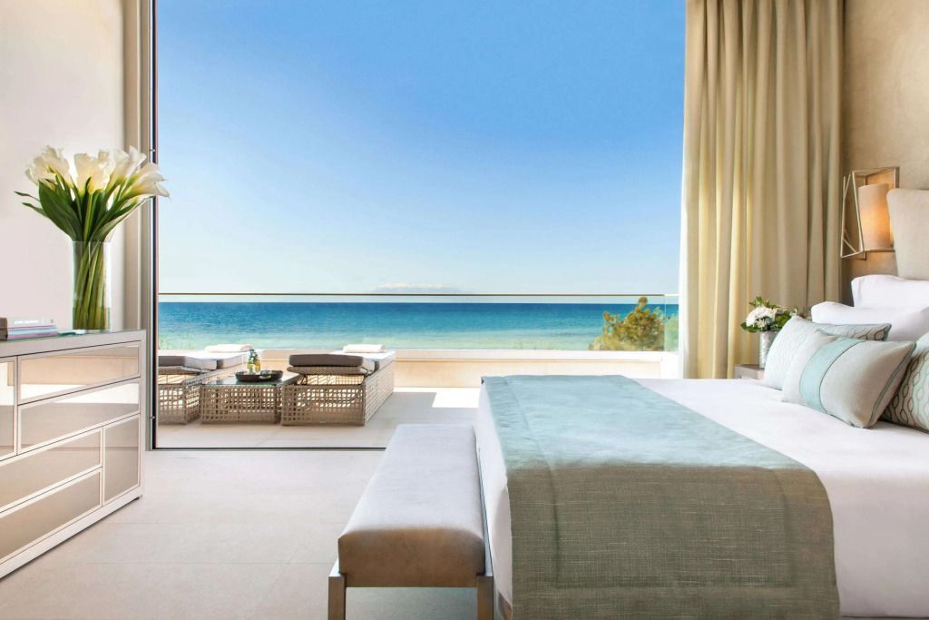 Luxuriöse Suite mit direktem Zugang zum Meer und hellem Dekor