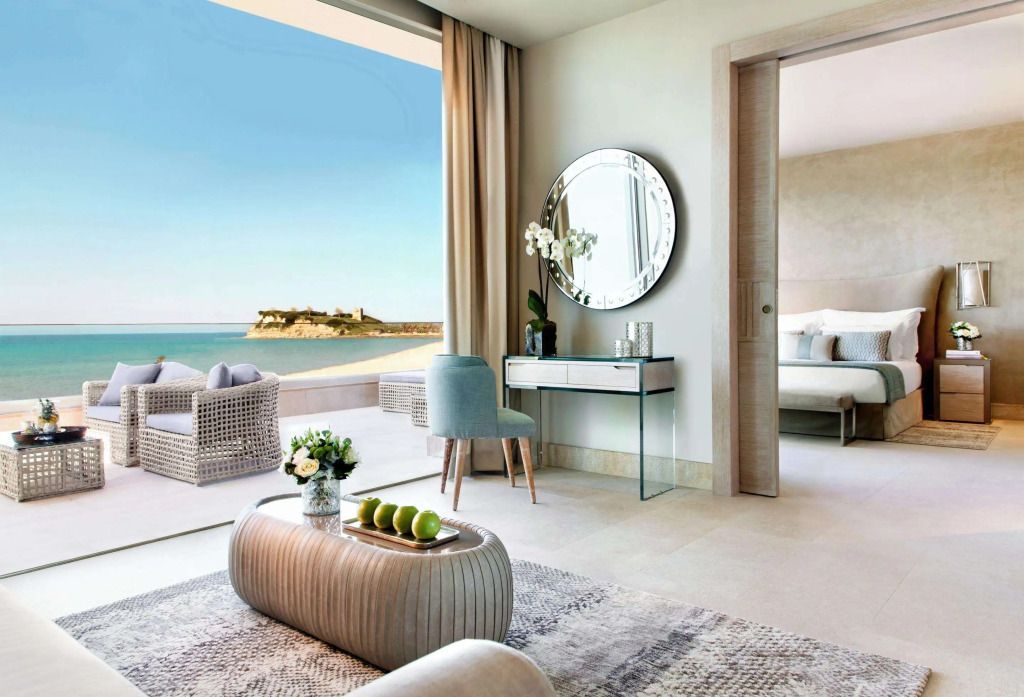 Helle Lounge mit Zugang zu Terrasse und Blick auf das Meer
