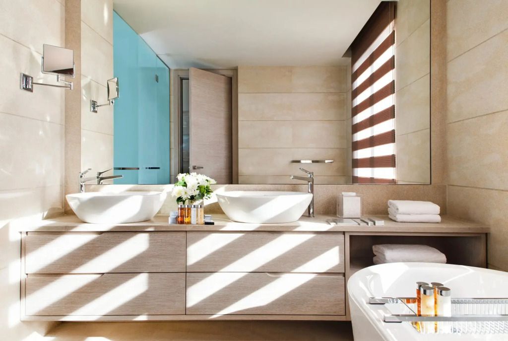 Modernes Badezimmer mit doppeltem Waschtisch und eleganter Einrichtung.