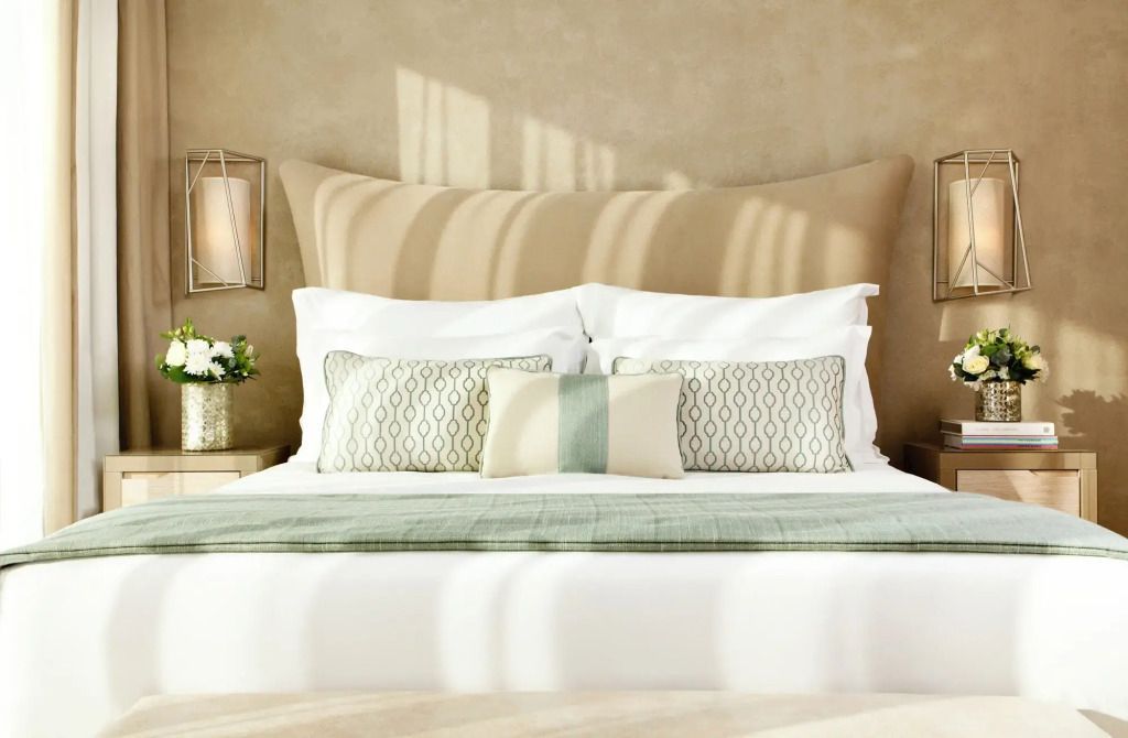 Komfortables Bett im Family Private Garden Zimmer mit eleganten Kissen.
