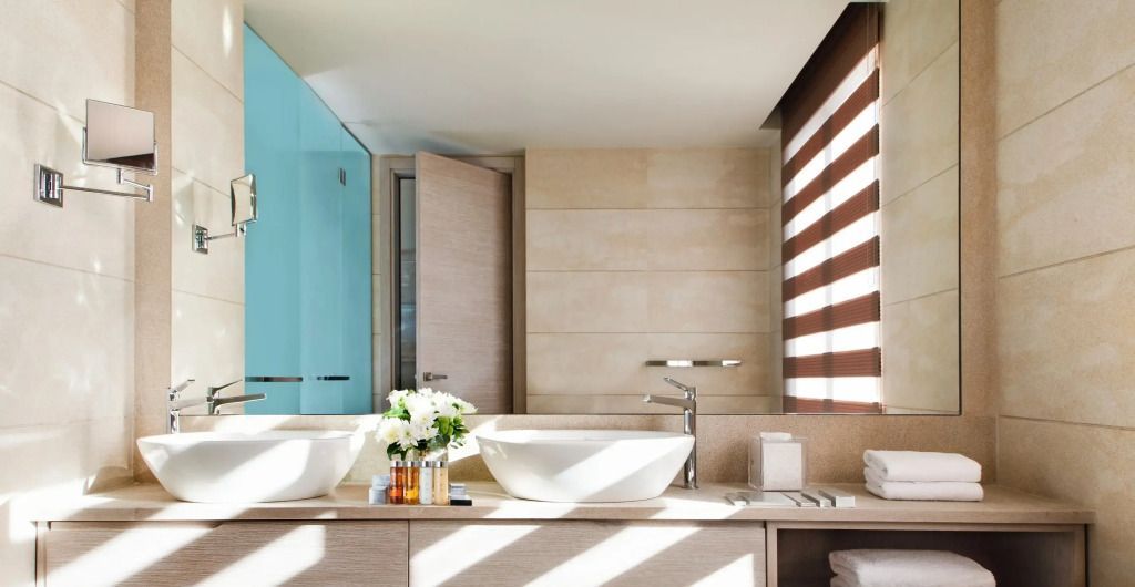 Modernes Badezimmer mit Doppelwaschbecken und natürlichem Licht