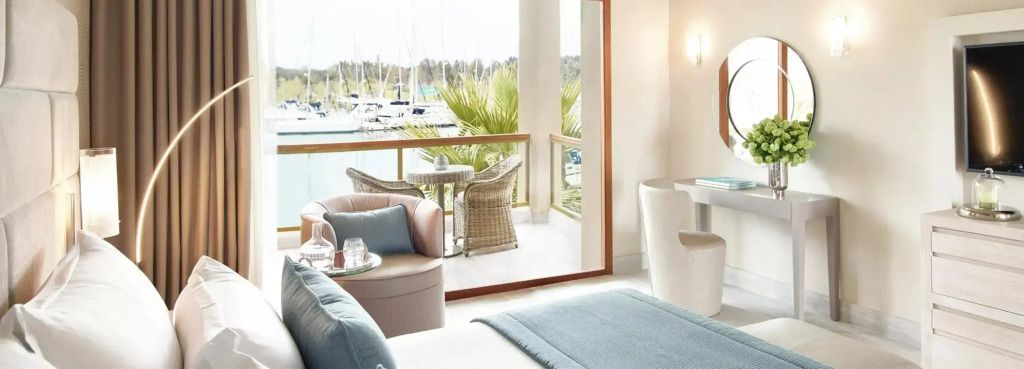 Blick auf die Terrasse eines Marina Deluxe Zimmers mit Hafenblick