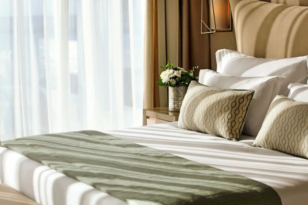 Geschmackvoll eingerichtetes Doppelzimmer mit Tageslicht und eleganter Dekoration
