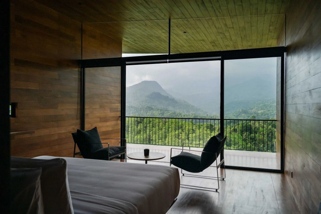 Schlafzimmer mit Panoramablick auf die Berge und üppige Wälder