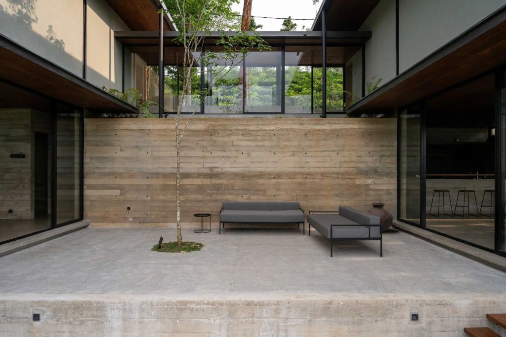 Geräumige Terrasse mit modernen Sitzgelegenheiten und Holzwänden