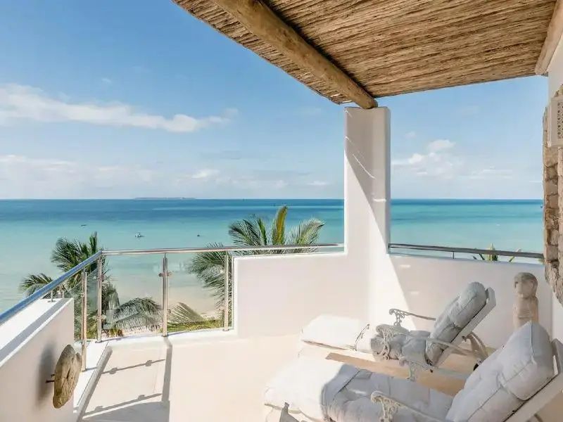 Balkon der Suite mit Meerblick und bequemen Liegestühlen
