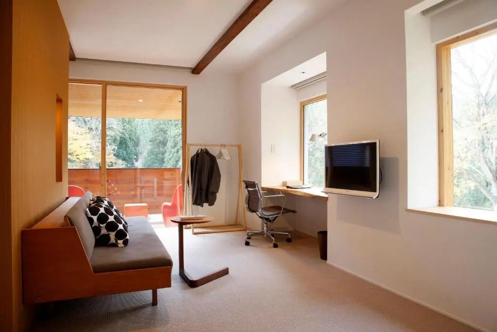 Junior-Suite mit modernen Möbeln und Blick auf den Balkon