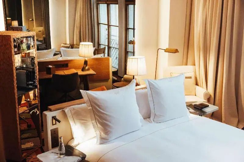 Gemütliches Bett mit großen Kissen in der Deluxe Suite